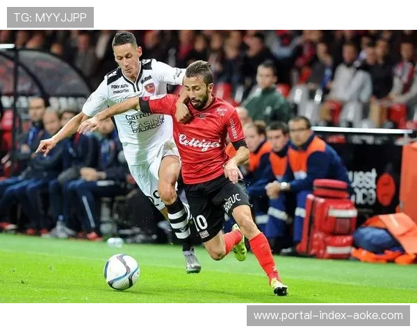 法国杯里昂主场迎战拉瓦勒，上半场防守数据成关键